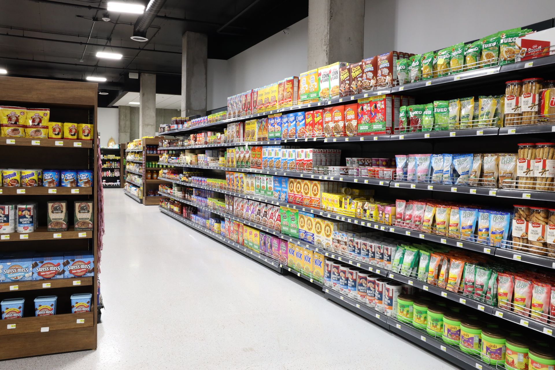 Grocery aisle with national brands